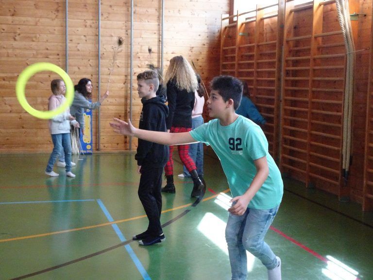 Zusammen in die Welt des Jonglierens eintauchen - Jonglierworkshop MS Baumgarten