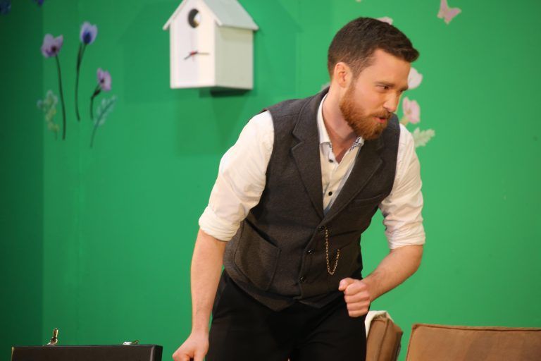 Stefan Achberger hatte es als Kommissar nicht einfach - Theater in Buch: Applaus für Komödie "Geld wie Heu"