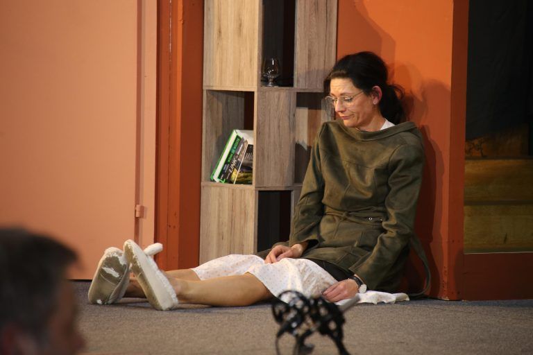 Claudia Rusch brillierte als „betrunkene“ Darstellerin beim Theater in Buch - Theater in Buch: Applaus für Komödie "Geld wie Heu"