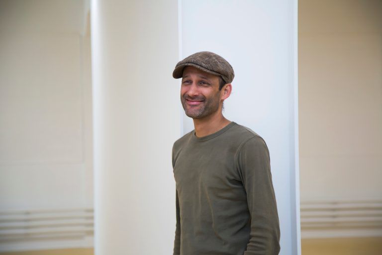 kontur, Bauer Interview mit Herwig Bauer, sowie Herwig Bauer vor Hintergrund