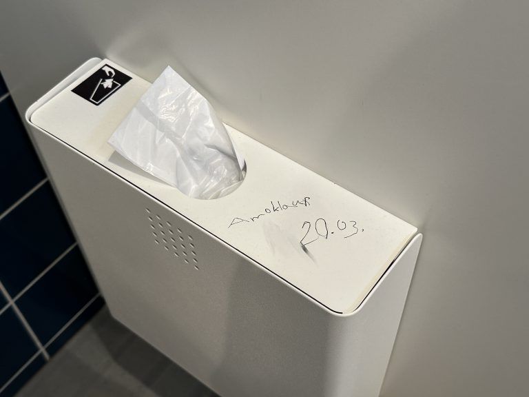 Drohung MS Mittelweiherburg - Schriftzug "Amoklauf 20.03." am Mädchentoilette
