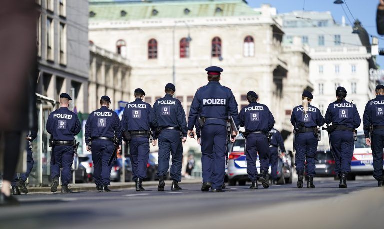 ABD0004_20221109 – WIEN – STERREICH: ++ THEMENBILD ++ Polizisten whrend der Demonstration der TU Wien, am Montag, 07. November 2022, in Wien. – FOTO: APA/EVA MANHART