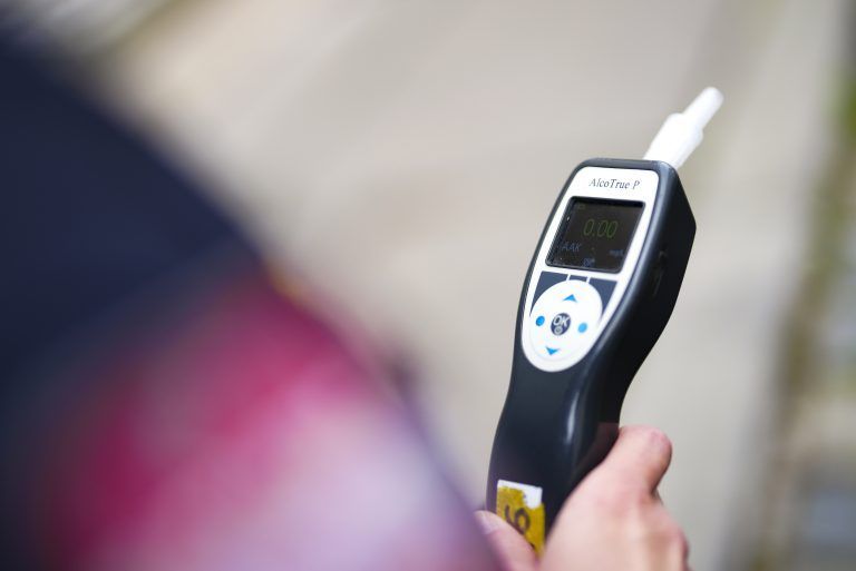 ABD0004_20231026 – WIEN –
STERREICH: ++ THEMENBILD ++ Ein Alkoholmessgert fr eine Alkoholkontrolle, aufgenommen am Freitag, 20. Oktober 2023 in Wien. (Gestellte Szene). – FOTO: APA/EVA MANHART