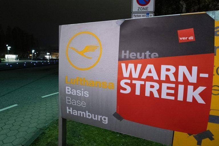 ABD0009_20240228 – HAMBURG – DEUTSCHLAND: 28.02.2024, Hamburg: Ein Plakat mit der Aufschrift ÇHeute WarnstreikÈ hngt bei der Lufthansa Technik in Hamburg. Beim Lufthansa-Bodenpersonal kommt es zu einem dreitgigen Warnstreik. Foto: Bodo Marks/dpa +++ dpa-Bildfunk +++. – FOTO: APA/dpa/Bodo Marks