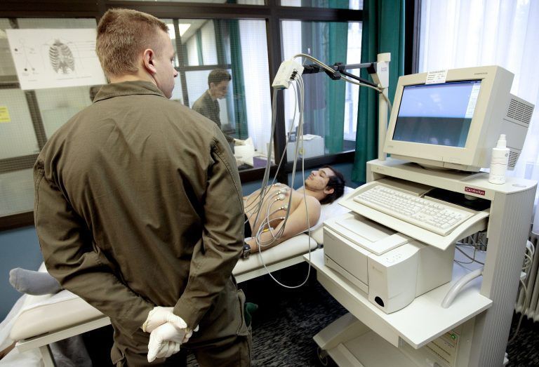 APA3743756-2 – 11052011 – WIEN – STERREICH: ZU APA-TEXT CI – THEMENBILD – Illustration zum Thema Musterung (Stellung): Eine EKG-Messung an einem jungen Mann am Donnerstag, 10. Mrz 2011, im Rahmen seiner Musterung in der Wiener Stellungskommission. Jedes Jahr kommen rund 40000 junge Mnner zur Musterung, um sich auf die Tauglichkeit bzw. Untauglichkeit fr den […]