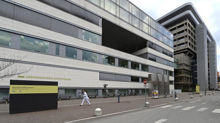 APA17677468-2 – 28032014 – INNSBRUCK – STERREICH: ZU APA 118 CI – ARCHIVBILD – Die Universittsklinik in Innsbruck aufgenommen am, 1. Februar 2014, in Innsbruck. An der Uni-Klinik ist erneut eine spektakulre Transplantation gelungen. Einem 55-jhrigen deutschen Patienten wurden in einer 15-stndigen Operation zwei Unterarme transplantiert. APA-FOTO: ROBERT PARIGGER