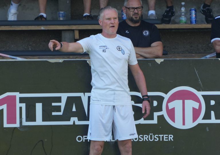 ABD0056_20230826 – GRAZ –
STERREICH: v.l.: Trainer Klaus Stocker (Lustenau) am Samstag, 26. August 2023, whrend der Admiral Frauen Bundesliga-Begegnung, 1. Runde, zwischen SK Puntigamer Sturm Graz und SPG FC Lustenau/FC Dornbirn Ladies in Graz. – FOTO: APA/EXPA/MARCEL PAIL