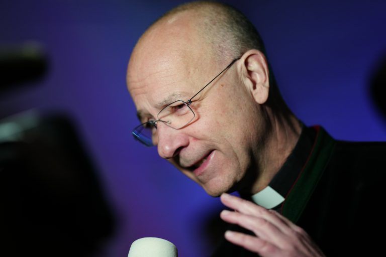 ABD0059_20230130 – WIEN – STERREICH: Dompfarrer Toni Faber am Montag, 30. Jnner 2023, im Rahmen des 100. Jgerballes in der Hofburg in Wien. – FOTO: APA/EVA MANHART