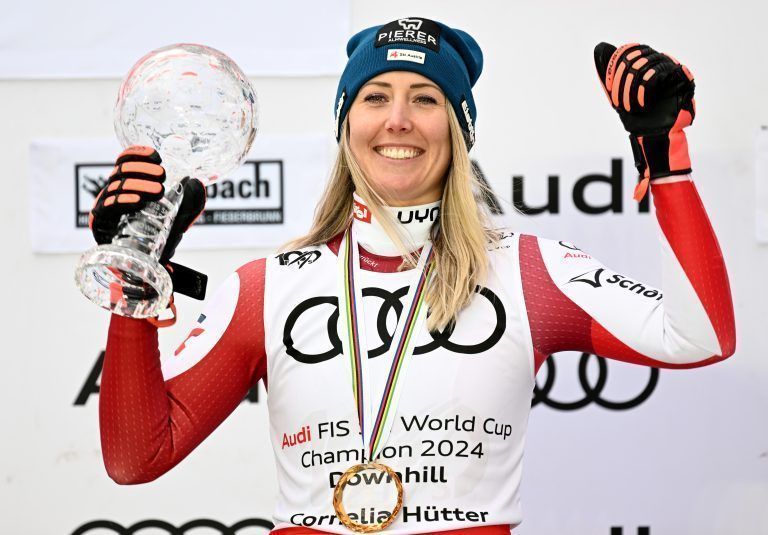 ABD0061_20240323 – SAALBACH-HINTERGLEMM – STERREICH: Cornelia Htter (AUT) mit der Kugel fr den Weltcupsieg in der Abfahrt bei der Siegerehrung nach der Abfahrt der Frauen im Rahmen des Ski-Weltcup Finales am Samstag, 23. Mrz 2024, in Saalbach-Hinterglemm. – FOTO: APA/BARBARA GINDL