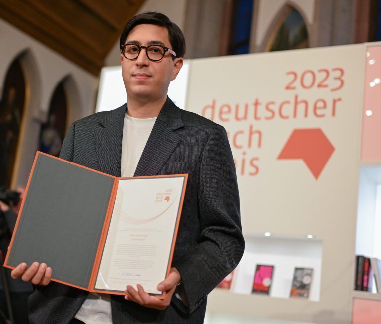 ABD0071_20231016 – FRANKFURT/MAIN – DEUTSCHLAND: 16.10.2023, Hessen, Frankfurt/Main: Der sterreichische Autor Tonio Schachinger hlt nach der Auszeichnung mit dem Deutschen Buchpreis 2023 fr seinen Roman áEndzeitalterá die Urkunde. Der Preis fr den besten deutschsprachigen Roman des Jahres wird jhrlich zum Auftakt der Frankfurter Buchmesse vergeben. Foto: Arne Dedert/dpa +++ dpa-Bildfunk +++. – FOTO: APA/dpa/Arne Dedert