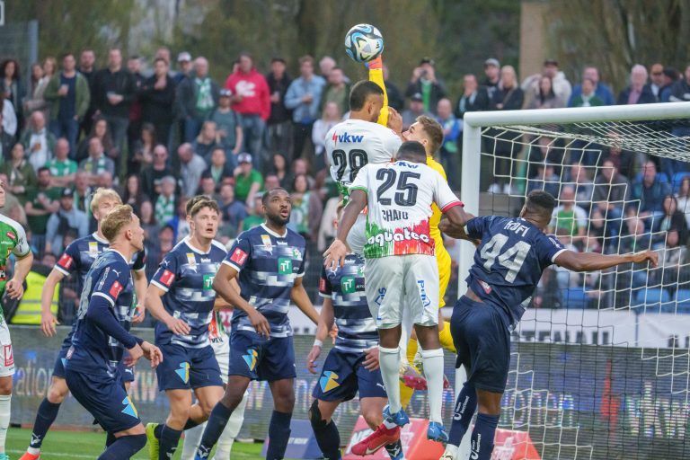 ABD0074_20240330 – BREGENZ –
STERREICH: Kopfball von Anderson Gomes (l./Lustenau) gegen Tormann Adam Stejskal (r./Tirol) whrend der Admiral Bundesliga-Begegnung, Qualifikationsgruppe 2. Runde, am Samstag, 30. Mrz 2024, zwischen SC Austria Lustenau und WSG Tirol in Bregenz. – FOTO: APA/DIETMAR STIPLOVSEK