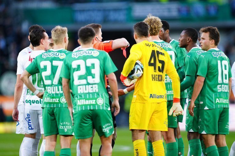 ABD0075_20240303 – WIEN – STERREICH: (Mitte) Schiedsrichter Markus Hameter am Sonntag, 03. Mrz 2024, whrend der Admiral Bundesliga-Begegnung, 21. Runde, zwischen SK Rapid und SC Austria Lustenau in Wien. – FOTO: APA/EVA MANHART