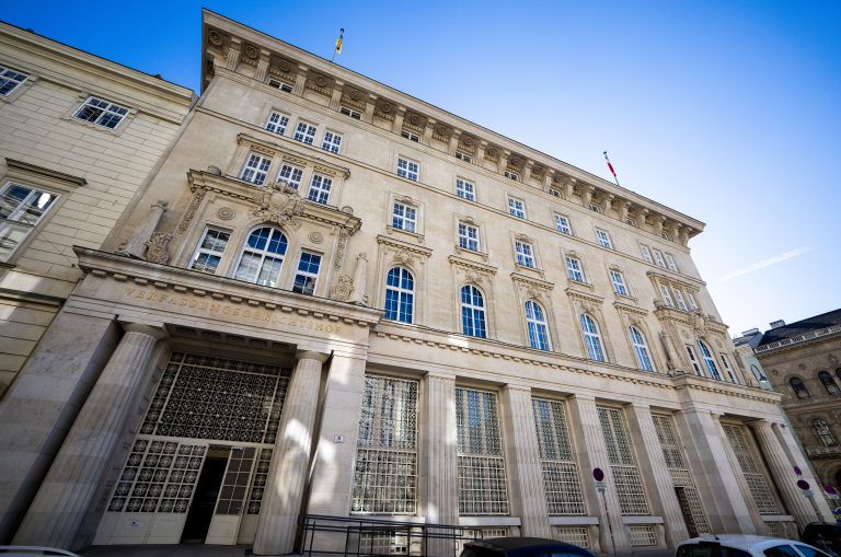 ABD0077_20240214 – WIEN – STERREICH: ++ THEMENBILD ++ ZU APA0397 VOM 13.2.2024 – Die zur taumelnden Signa-Gruppe von Rene Benko gehrende insolvente Signa Prime Selection beginnt mit dem Versilbern von Luxusassets in Wien und Innsbruck. Im Rahmen des Sanierungsverfahrens in Eigenverwaltung wird nun die Beteiligung an der Signa Prime Assets GmbH verkauft. Im Bild: Eine […]