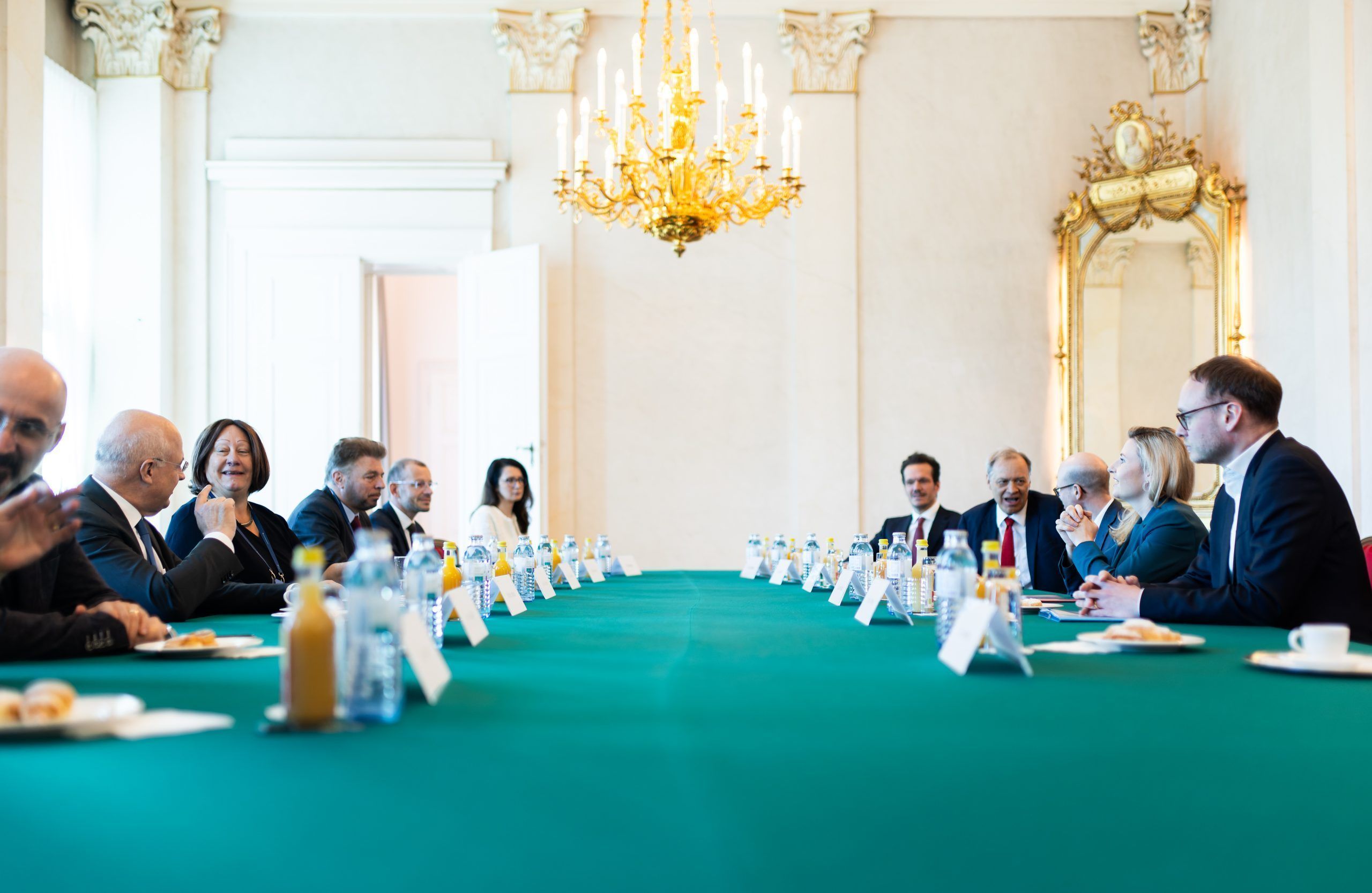 ABD0085_20240328 – WIEN – STERREICH: ++ HANDOUT ++ Integrationsministerin Susanne Raab (VP) (r.) am Donnerstag, 28. Mrz 2024, anlsslich einer Expertenrunde mit dem Thema “sterreichische Identitt und Leitkultur: Werte des Zusammenlebens” in Wien. – FOTO: APA/BUNDESKANZLERAMT/CHRISTOPHER DUNKER – ++ WIR WEISEN AUSDRCKLICH DARAUF HIN, DASS EINE VERWENDUNG DES BILDES AUS MEDIEN- UND/ODER URHEBERRECHTLICHEN GRNDEN AUSSCHLIESSLICH […]