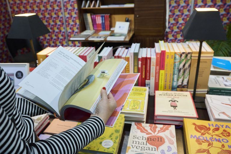 ABD0114_20221123 – WIEN – STERREICH: ++ THEMENBILD ++ Bcher anl. der Erffnung der Buch Wien Messe am Mittwoch, 23. November 2022, am Wiener Messegelnde. – FOTO: APA/KLAUS TITZER