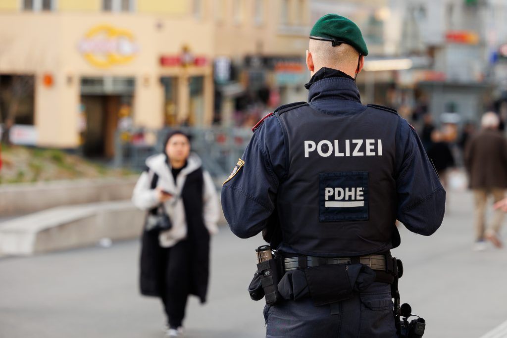 Frau fuhr auf einen Polizisten zu: Die Untersuchung ihrer DNA war dennoch nicht rechtens