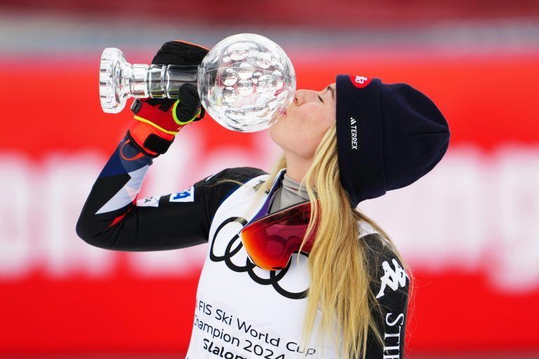 ABD0137_20240316 – SAALBACH – STERREICH: Slalom – Gesamtweltcupsieger Mikaela Shiffrin (USA) prsentiert, im Rahmen des Ski-Weltcup Finales am Samstag, 16. Mrz 2024, ihre Weltcup-Kugel in Saalbach-Hinterglemm. – FOTO: APA/GEORG HOCHMUTH
