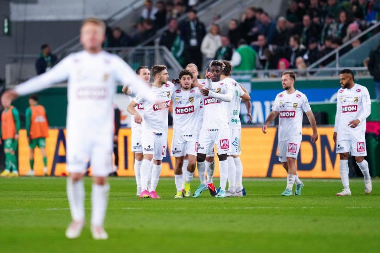 ABD0138_20240303 – WIEN – STERREICH: Die Spieler von Austria Lustenau jubeln am Sonntag, 03. Mrz 2024, whrend der Admiral Bundesliga-Begegnung, 21. Runde, zwischen SK Rapid und SC Austria Lustenau in Wien. – FOTO: APA/EVA MANHART