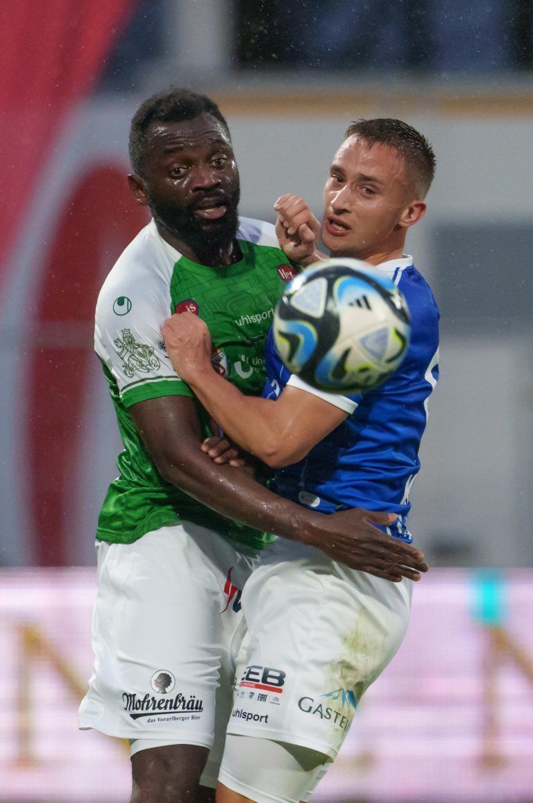 ABD0138_20240310 – BREGENZ –
STERREICH: Paterson Chato (l./SC Austria Lustenau) und Tobias Koch (Blau-Wei§ Linz) am Sonntag, 10. Mrz 2024, whrend der Admiral Bundesliga-Begegnung, 22. Runde, zwischen SC Austria Lustenau und Blau-Wei§ Linz in Lustenau. – FOTO: APA/DIETMAR STIPLOVSEK