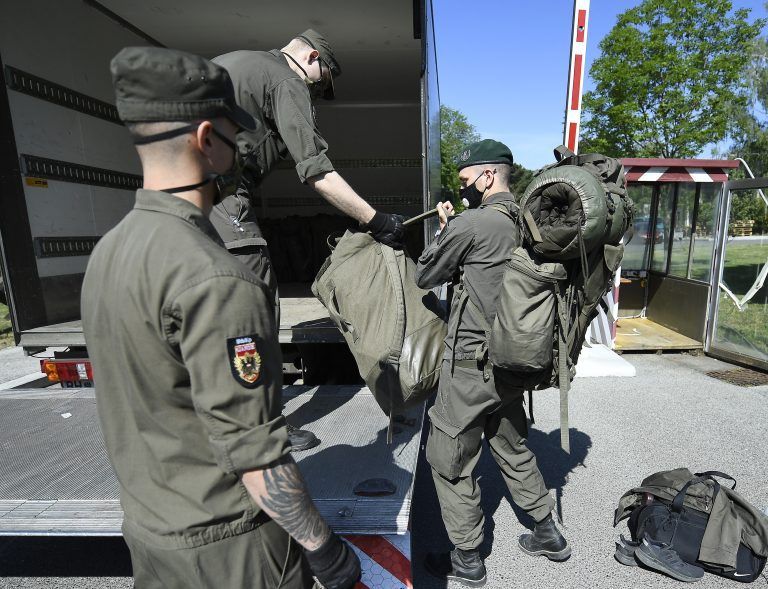 ABD0153_20200504 – WIEN – STERREICH: Heute, Montag, 4. Mai 2020, rcken 2.300 Milizsoldaten und 1.500 Grundwehrdiener erstmals in die Kasernen des Bundesheeres ein. Sie alle werden im Rahmen ihrer Einstellungsuntersuchung auf Covid-19 getestet. Im Bild: Ein Milizsoldat beim verladen des Gepcks in der Maria-Theresien-Kaserne in Wien.. – FOTO: APA/ROBERT JAEGER