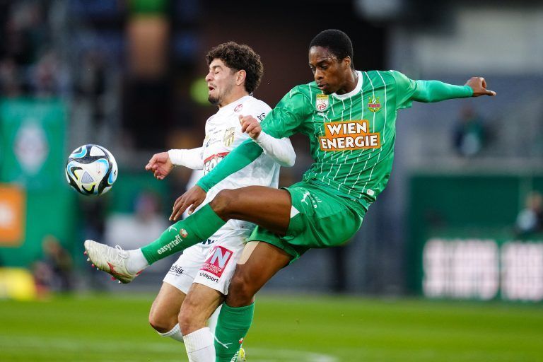 ABD0164_20240303 – WIEN – STERREICH: (Vlnr) Ben Bobzien (SC Austria Lustenau) und Terence Kongolo (SK Rapid) am Sonntag, 03. Mrz 2024, whrend der Admiral Bundesliga-Begegnung, 21. Runde, zwischen SK Rapid und SC Austria Lustenau in Wien. – FOTO: APA/EVA MANHART