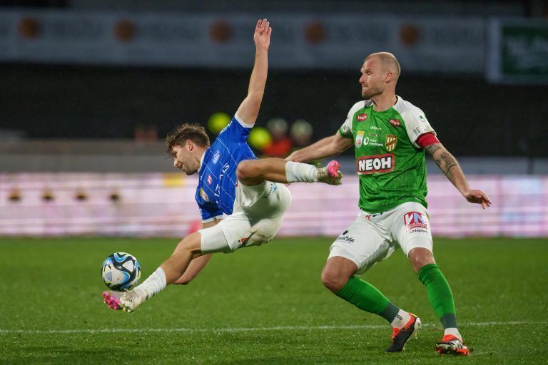 ABD0165_20240310 – BREGENZ –
STERREICH: Matthias Maak (r./SC Austria Lustenau) gegen Simon Seidl (Blau-Wei§ Linz) am Sonntag, 10. Mrz 2024, whrend der Admiral Bundesliga-Begegnung, 22. Runde, zwischen SC Austria Lustenau und Blau-Wei§ Linz in Lustenau. – FOTO: APA/DIETMAR STIPLOVSEK