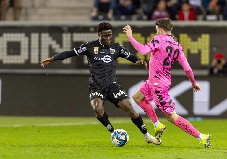 ABD0170_20240303 – ALTACH – STERREICH: Mohamed Ouedraogo (SCR Altach) und Florian Flecker (LASK) am Sonntag, 3. Mrz 2024, whrend der Admiral Bundesliga-Begegnung, 21. Runde, zwischen Cashpoint SCR Altach und LASK Linz in Altach. – FOTO: APA/EXPA/PETER RINDERER