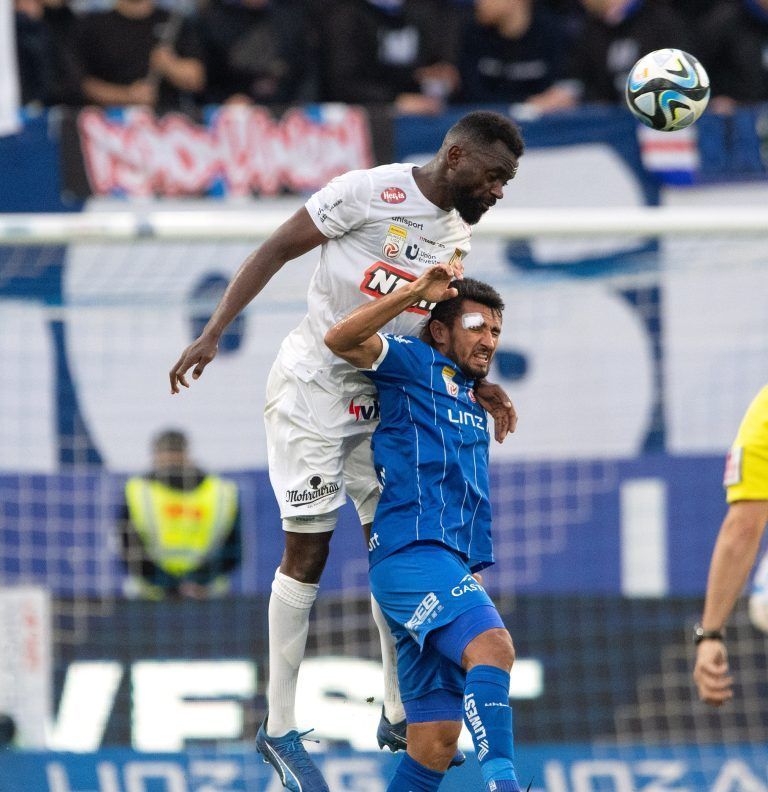 ABD0270_20240316 – LINZ –
STERREICH: v.l. Paterson Chato (SC Austria Lustenau), Ronivaldo Bernardo Sales (FC Blau-Wei§ Linz) am Samstag, 16. Mrz 2024, whrend der Admiral Bundesliga-Begegnung, 1. Runde, zwischen FC Blau Wei§ Linz und SC Austria Lustenau in Linz. – FOTO: APA/EXPA/REINHARD EISENBAUER