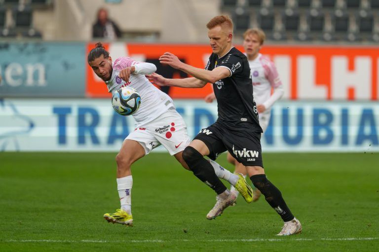 ABD0275_20240316 – ALTACH –
STERREICH: (v.l.) Hakim Guenouche (FK Austria Wien) gegen Christian Gebauer (Altach) whrend der Admiral Bundesliga-Begegnung, 1. Runde zwischen Cashpoint SCR Altach und FK Austria Wien am Samstag, 16. Mrz 2024, in Altach. – FOTO: APA/DIETMAR STIPLOVSEK
