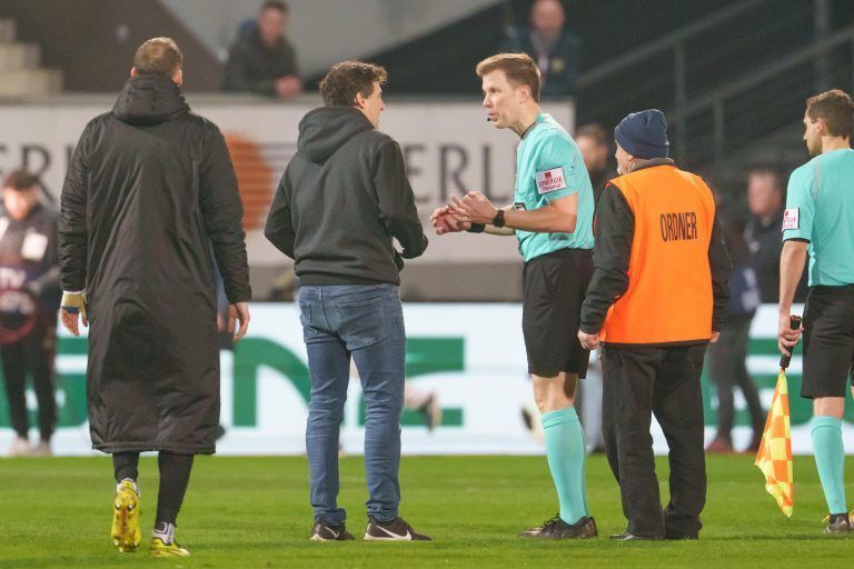 ABD0316_20240316 – ALTACH –
STERREICH: Schiedsrichter Markus Hameter zeigt Trainer Joachim Standfest (Altach) die rote Karte nach dem Schlusspfiff der Admiral Bundesliga-Begegnung, 1. Runde zwischen Cashpoint SCR Altach und FK Austria Wien am Samstag, 16. Mrz 2024, in Altach. – FOTO: APA/DIETMAR STIPLOVSEK