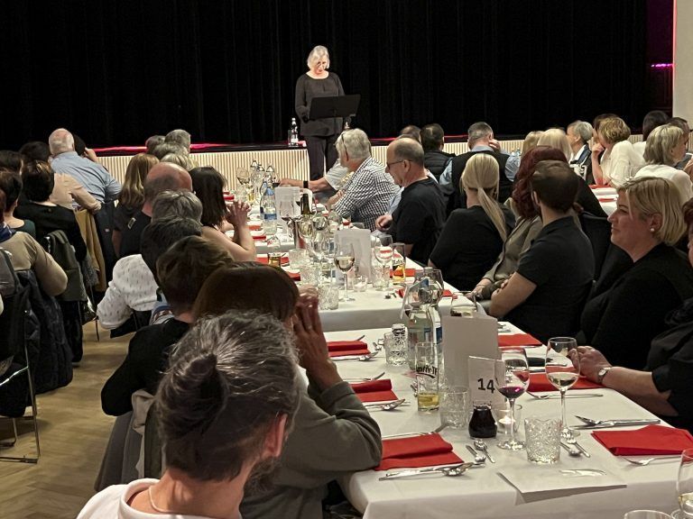 Ausverkauftes Haus bei Lachen und Essen