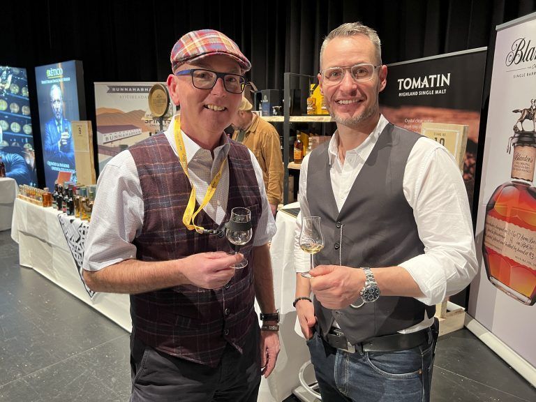 Auto-Concierge Stefan Oberhuber und Mike Metelko beim Verkosten