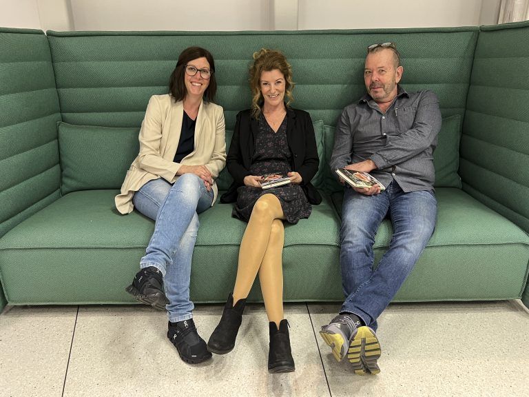 Autorin Carmen Franceschini (mi) mit den Verlegern Nina Winkler und Thomas Steiner (editionV)