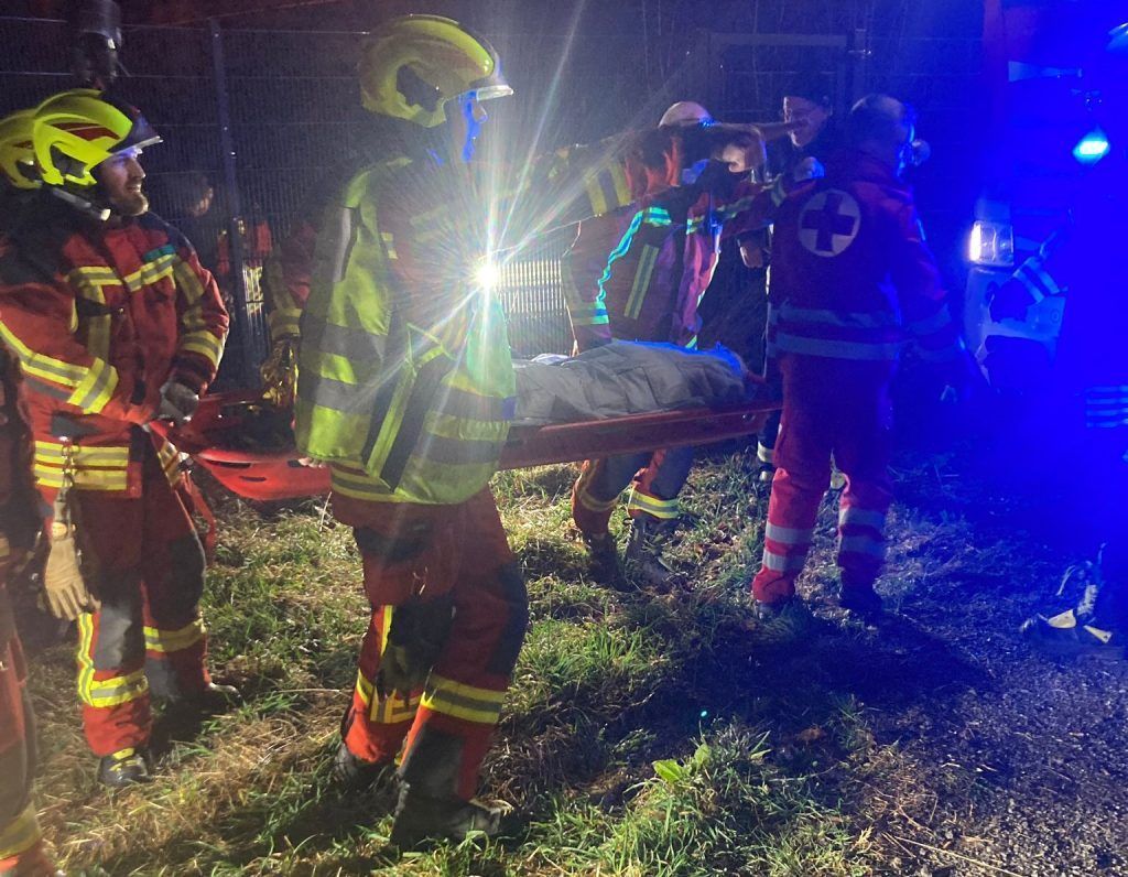 Spektakuläre Rettungsaktion: Feuerwehr birgt schwer verletzte junge Frau mit Kran