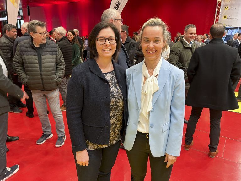 Bgm. Katharina Wöß-Krall und Karin Reith auf Messebesuch