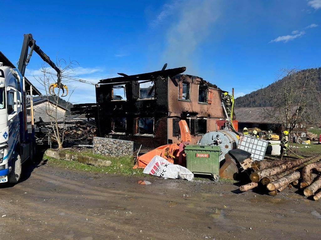 Nachbarn nach Brand in Hittisau: "Es krachte wie bei einem Feuerwerk"