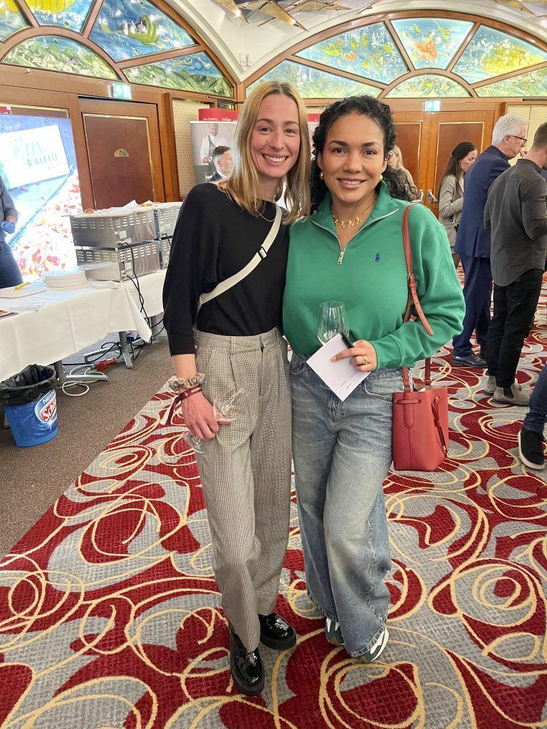 Carola Pinter und Johana Apunte beim kulnarischen Spaziergang