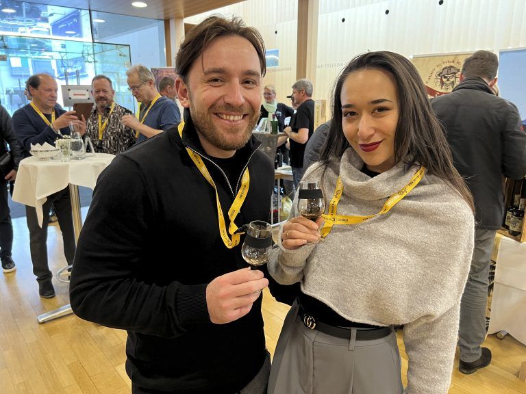 Cheers: Jacky und Nico Lampert (Mons Solar)