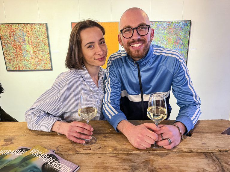 Chiara Baldauf und Bildermaler Dominik Buder beim Kunst-Apero