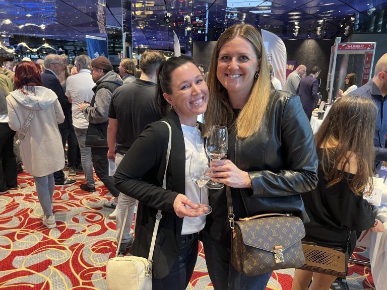 Claudia Müller und Eva Resch (Die Wirtin) beim Probieren