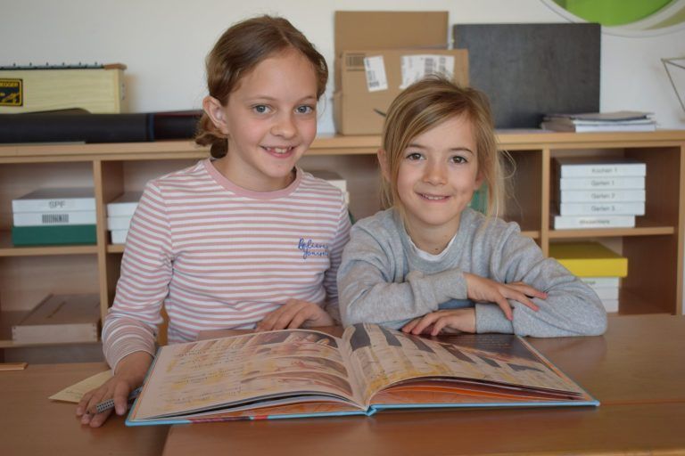 Interessiert hörten sich Luisa und Hannah-Rosa beim Vorlesen gegenseitig zu. - © ME