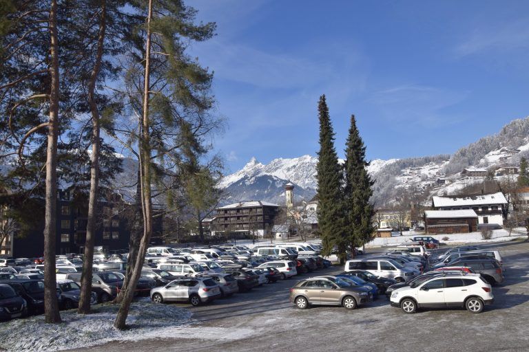 Schruns, Ortsansicht, Busplatz, Tiefgarage, Gemeindeamt, Parkplatz Hochjoch, Kirche, Kirchplatz, Fußgängerzone, Ortszentrum