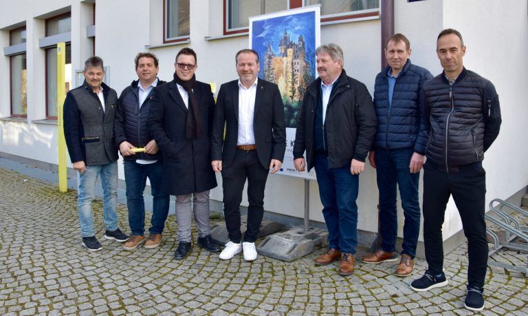 Pressefahrt Haltestelle Kunst, Haltestelle, Postamt, Schlins
