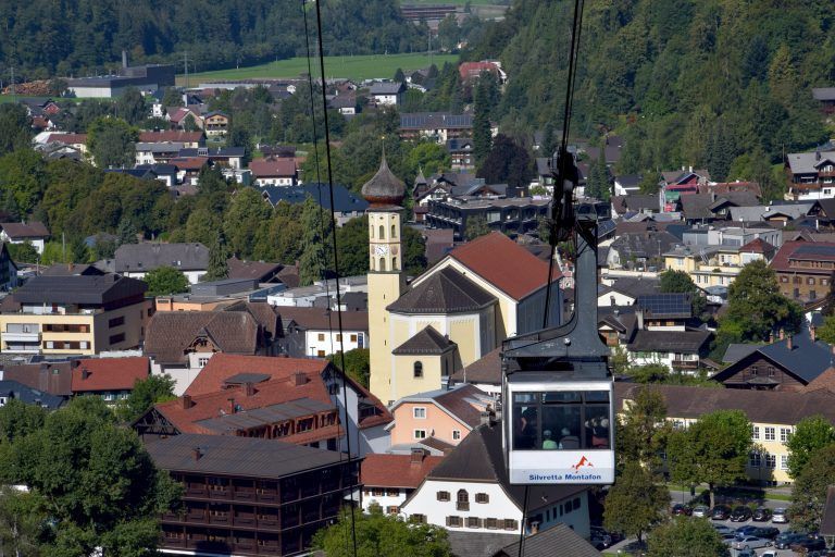 Schruns und Tschagguns mit Münster zum heiligen Jodok, Hochjochbahn der Silvretta Montafon, Golm und der Zimba als höchste Erhebung der Vandanser Steinwand