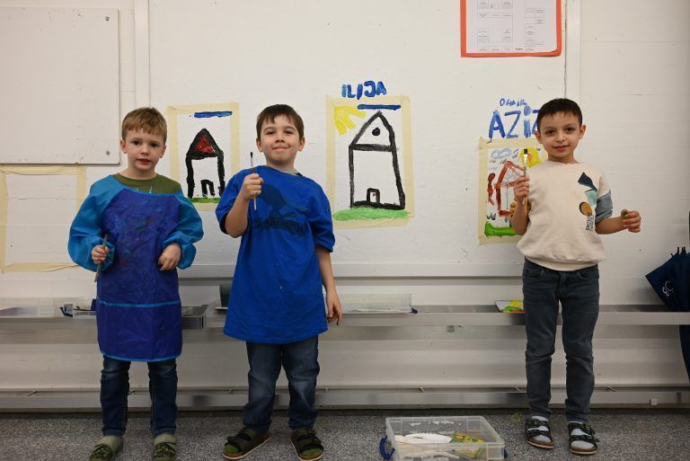 Voller Stolz bemalen die Volksschüler die Wände ihrer "alten" Schule, ehe sie in die Ausweichschule am Schlatt übersiedeln. - © bvs