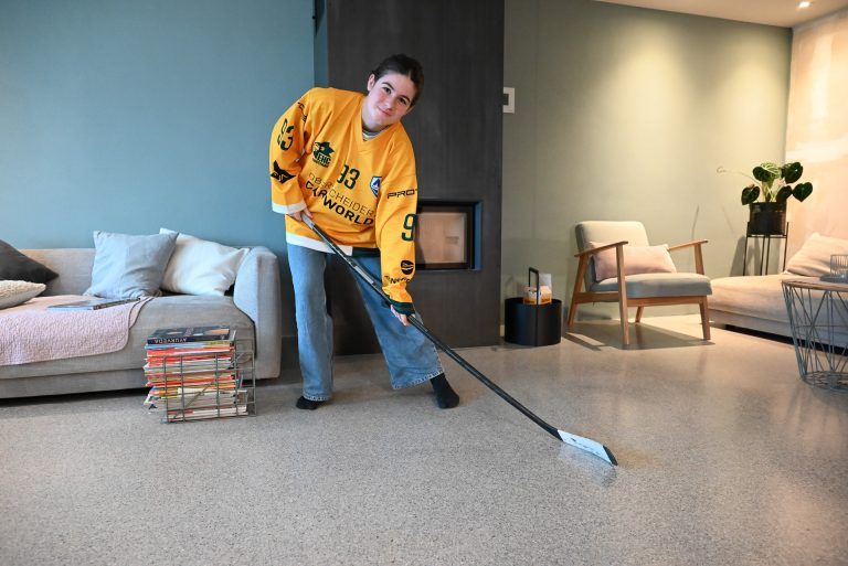 Paula Hollenstein (12) behauptet sich im männerdominierten Eishockey-Sport. Sie hat den Sprung ins Damen-Nationalteam der U14 geschafft. - © bvs