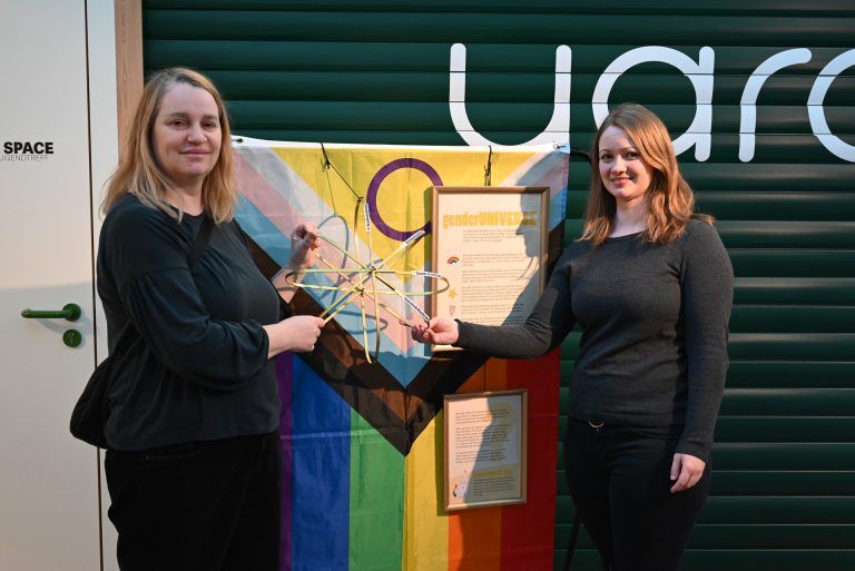 Ariane Grabherr und Theresia Vogel vom Verein Amazone waren bei der Eröffnung der Ausstellung "body rEVOLution" am Freitag in der Bibliothek dabei. - © bvs