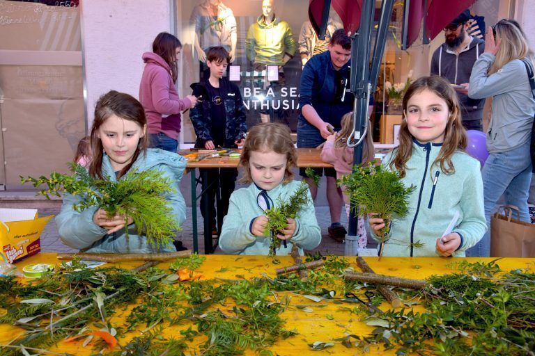 Palmzweige-/Palmbuschenbinden beim Österlichen Kreativmarkt, Josef-Wolf-Platz