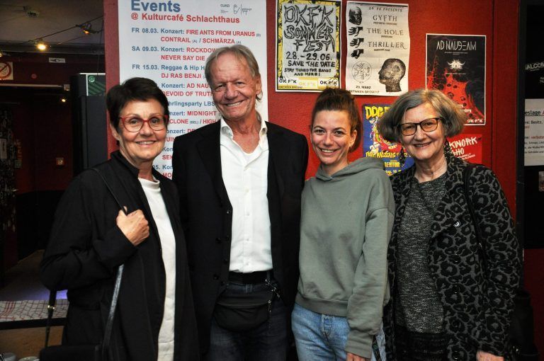Die Freude bei Martin Hagen und dem Vorstand und Team der Offenen Jugendarbeit Dornbirn war groß. - © Laurence Feider