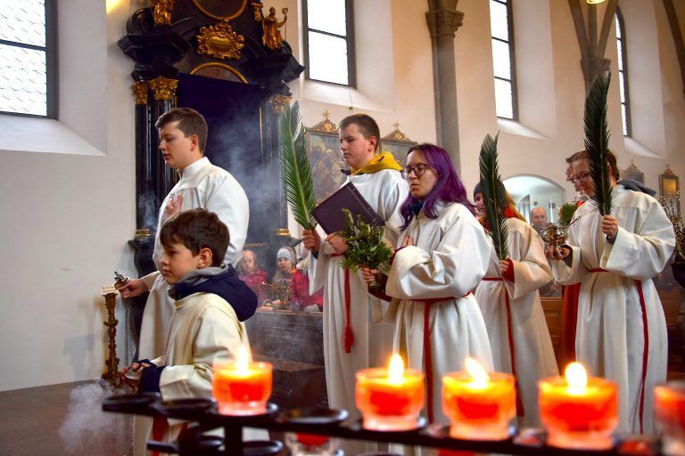 Beginn der Liturgiefeier am Palmsonntag in der St. Laurentiuskirche, wo Palmbuschen/Palmzweige gesegnet werden, bevor die Prozession zur Heilig-Kreuzkirche beginnt.